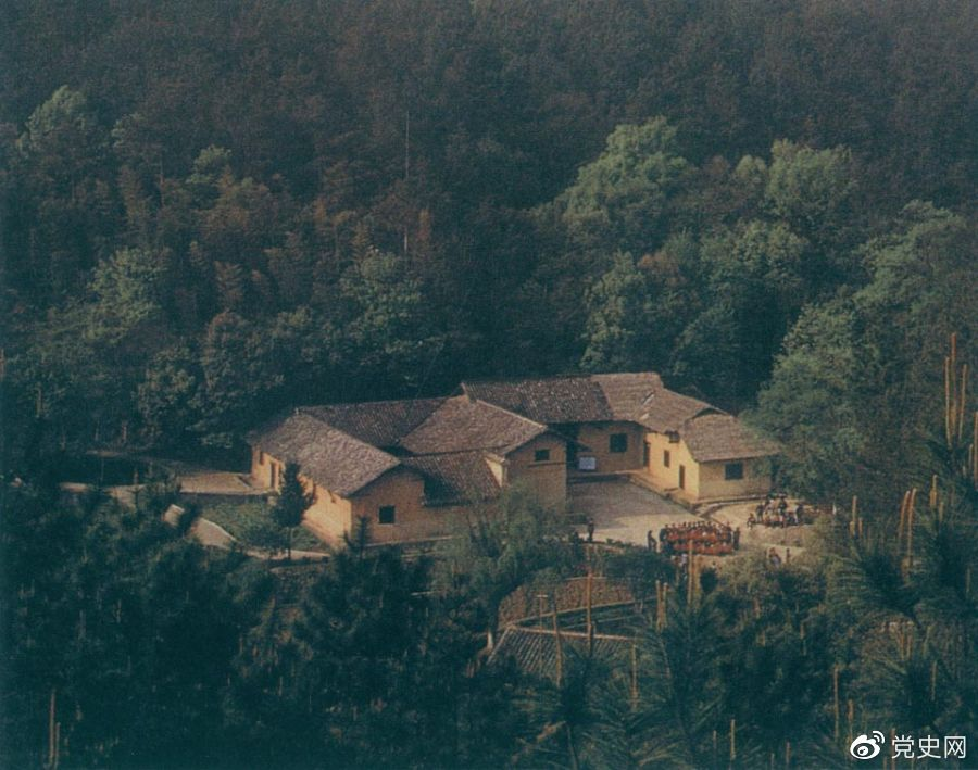 毛澤東故居——湖南省湘潭縣韶山?jīng)_上屋場(chǎng)。1893年12月26日，毛澤東在這里誕生。