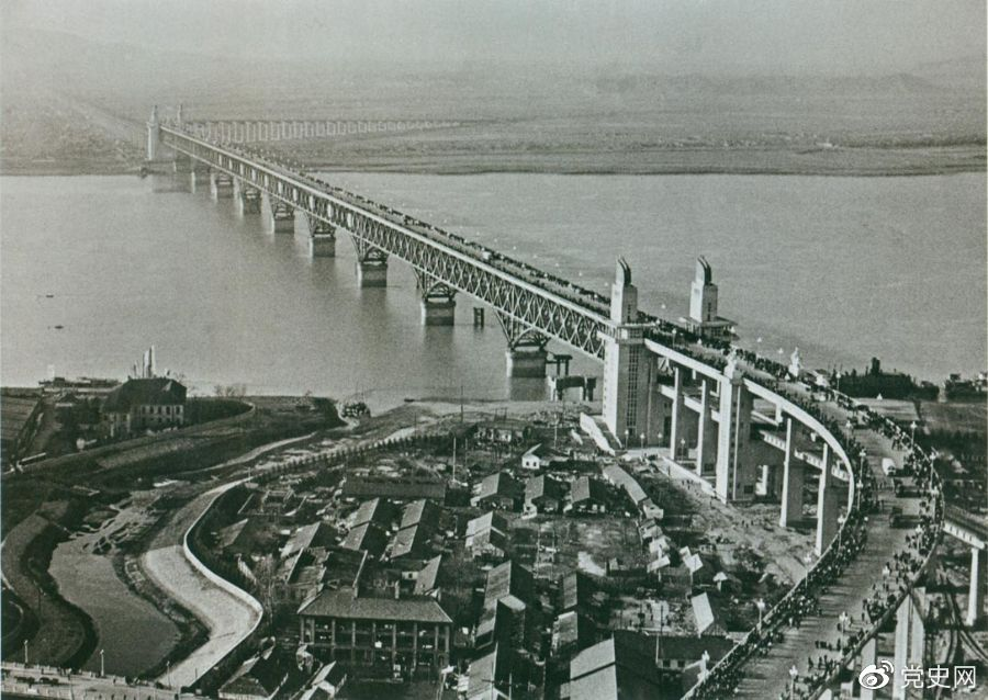 1968年12月29日， 南京長(zhǎng)江大橋全面建成通車。這是當(dāng)時(shí)中國(guó)自行設(shè)計(jì)建造的最大的鐵路、公路兩用橋。